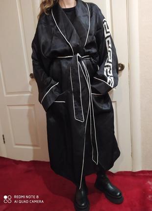 Шикарный халат из круизной коллекции versace2 фото