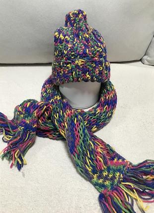 Яскрава шапка з шарфом