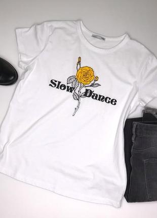 Біла футболка написом повільний танець топ з флористичным принтом