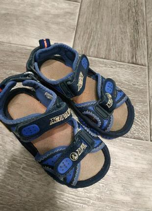 Босоніжки для двору