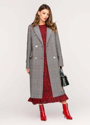 Стильное женское серое демисезонное длинное пальто в клетку