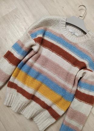 Красивый свитер в разноцветную полоску