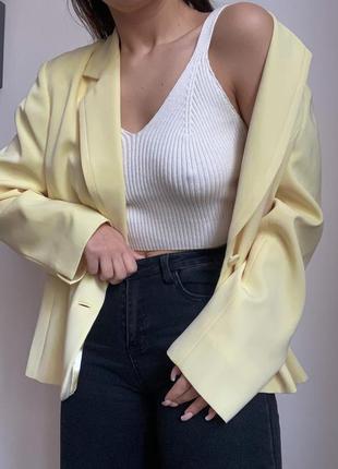 Красивий піджачок в лимонному кольорі
