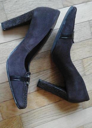 Коричневі замшеві туфлі фірми medea