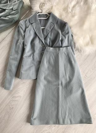 Блакитний костюм спідниця і піджак