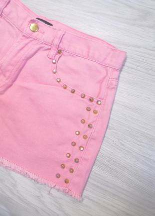 Розовые джинсовые шорты с шипами и необроботанным низом3 фото