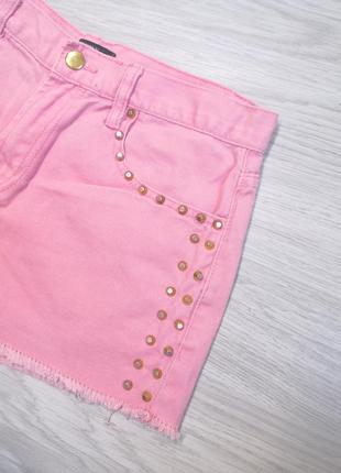 Розовые джинсовые шорты с шипами и необроботанным низом4 фото
