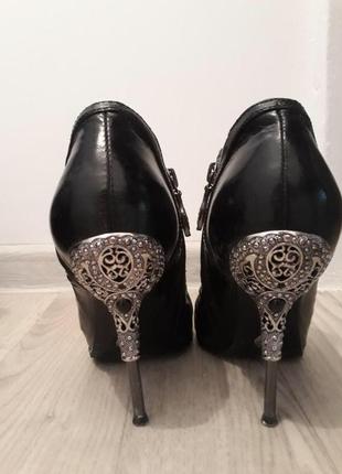 Оригинальные туфли casadei с металическим острым каблуком