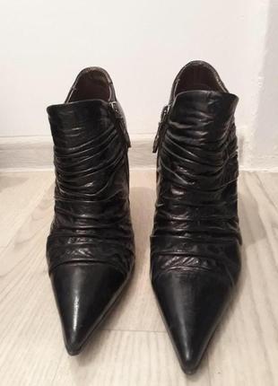 Оригинальные туфли casadei с металическим острым каблуком3 фото