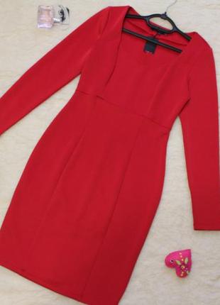 Класична червона сукня приталена