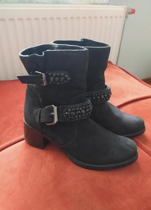 Замшевые ботинки