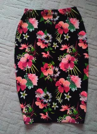 Яскрава спідничка міді