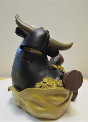 Статуетка сувенір-скарбничка "акробат" бичок з монетками3 фото