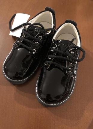Чорні лаковані туфельки primigi