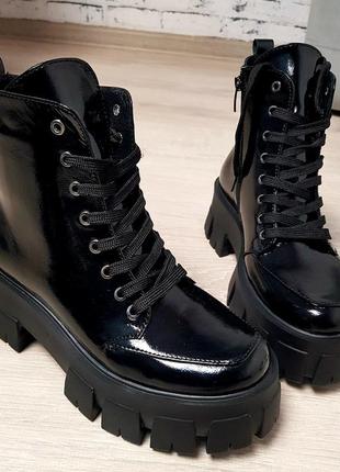 Круті жіночі лакові черевики на шнурівці в стилі мілітарі