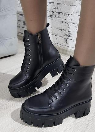 Круті жіночі чорні шкіряні черевики на шнурівці в стилі мілітарі