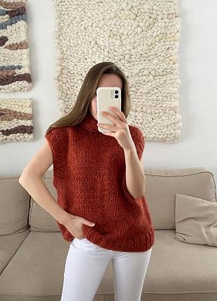 Вязаный жилет с высоким горлом