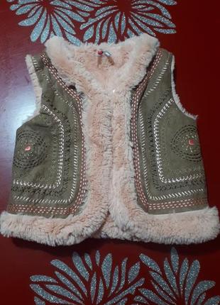 Жилетка для дівчинки з хутряною підкладкою.