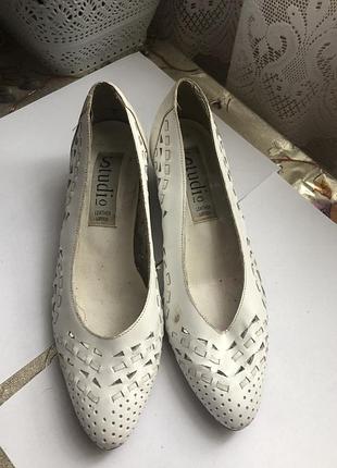 Итальянский бренд, премиум класса .белые кожаные туфельки