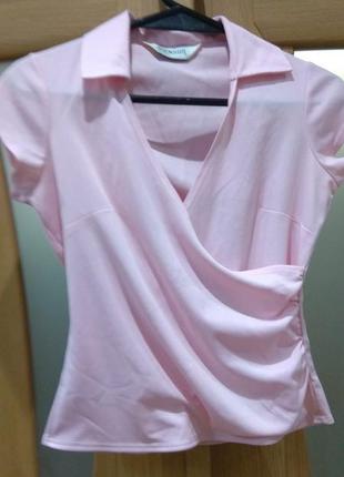 Нежно-розовая на запах блузка-футболка1 фото