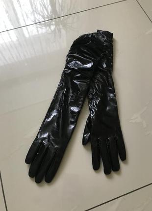 Длинные перчатки до локтя лакированные чёрные3 фото
