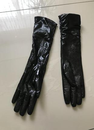 Длинные перчатки до локтя лакированные чёрные5 фото