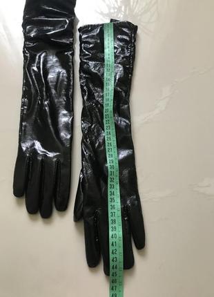 Длинные перчатки до локтя лакированные чёрные7 фото