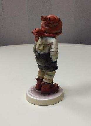 Статуэтка goebel hummel «march winds (мартовский ветер)», № 43.
