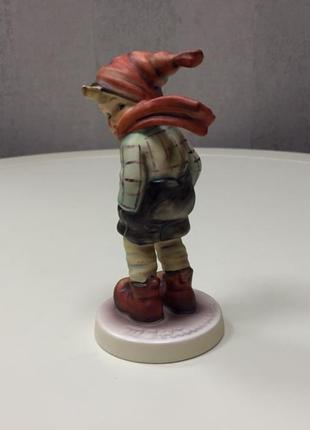 Статуэтка goebel hummel «march winds (мартовский ветер)», № 43.