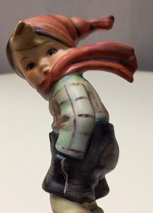 Статуэтка goebel hummel «march winds (мартовский ветер)», № 43.