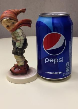 Статуэтка goebel hummel «march winds (мартовский ветер)», № 43.