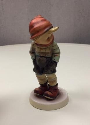 Статуэтка goebel hummel «march winds (мартовский ветер)», № 43.