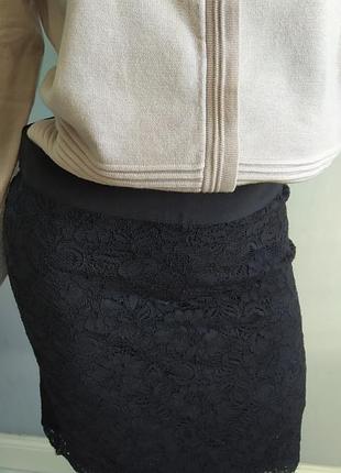 Мини юбка на подкладке, сзади декоративная молния.