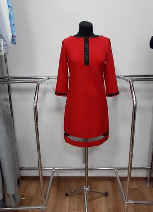 Праздничное красное женское платье.