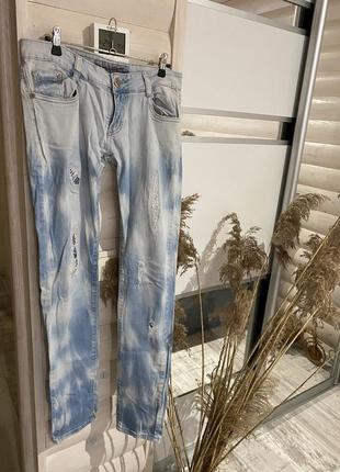 Джинсы с потёртостями и рваностями💙