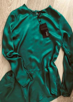 Атласная блуза туника шелк сатин изумрудного цвета с рюшей2 фото