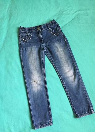 Прямые джинсы с камнями и прорехой