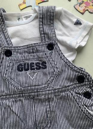 Стильный комплект костюм хлопковый ромпер комбинезон и футболка guess на 3-6 месяцев