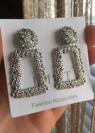 Серьги гвоздики серебристые трендовые сережки