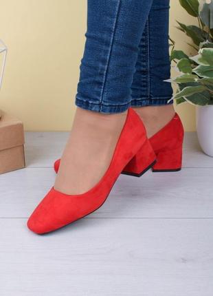 Стильні червоні замшеві туфлі на широкому стійкому каблуці1 фото