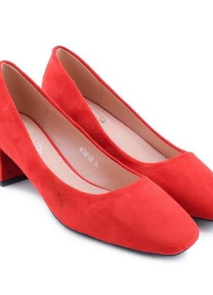 Стильные красные замшевые туфли на широком устойчивом каблуке3 фото