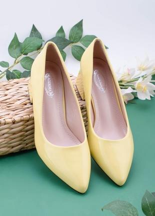 Стильные желтые лаковые туфли лодочки на широком устойчивом каблуке2 фото