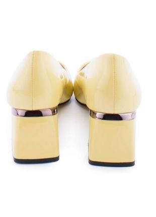 Стильные желтые лаковые туфли лодочки на широком устойчивом каблуке5 фото