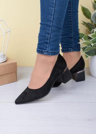 Стильные черные замшевые туфли лодочки на широком устойчивом каблуке