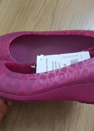 Розово- малиновые, невесомые балетки, туфли, кроксы,  в животный принт, crocs, р.383 фото