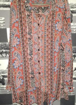 Яркая удлиненная шифоновая блуза свободного кроя