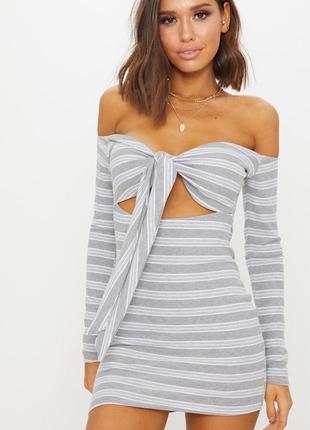 Мини - платье с акцентированным декольте, новое
