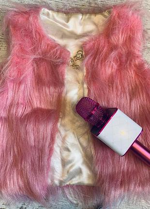 Ярко розовая меховая жилетка