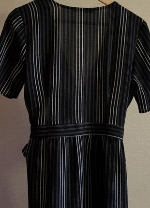 Легкое шифоновое черное платье на запах в белую точечную полоску4 фото