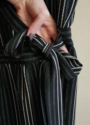 Легкое шифоновое черное платье на запах в белую точечную полоску6 фото